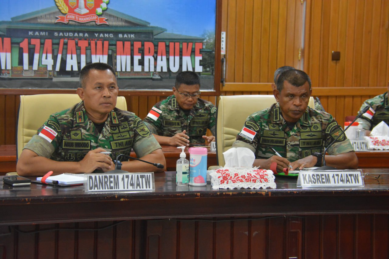 Danrem 174/ATW Merauke Brigjen TNI Agus Widodo, S.I.P., M.Si. melaksanakan Video Conference (Vicon) dalam rangka memberikan arahan