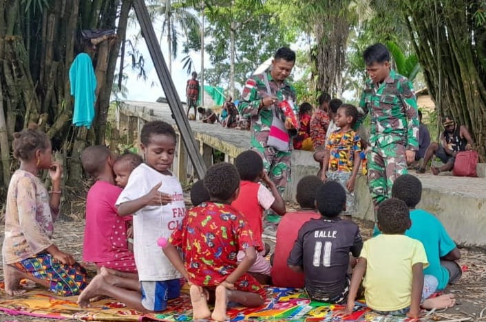 Satgas Yonif 143/TWEJ bantu memberikan pengajaran kepada anak-anak daerah terisolir pedalaman Papua di Kampung Kawe, Distrik Awinbon