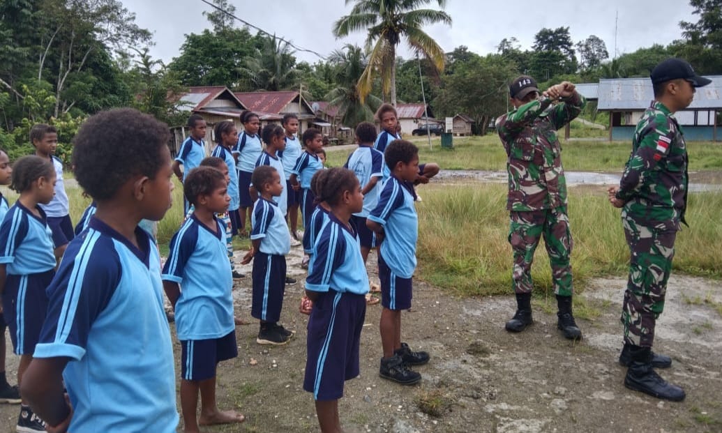 Satgas Yonif 143/TWEJ Pos Yabanda melaksanakan kegiatan belajar dan mengajar dengan memberikan materi Peraturan Baris Berbaris