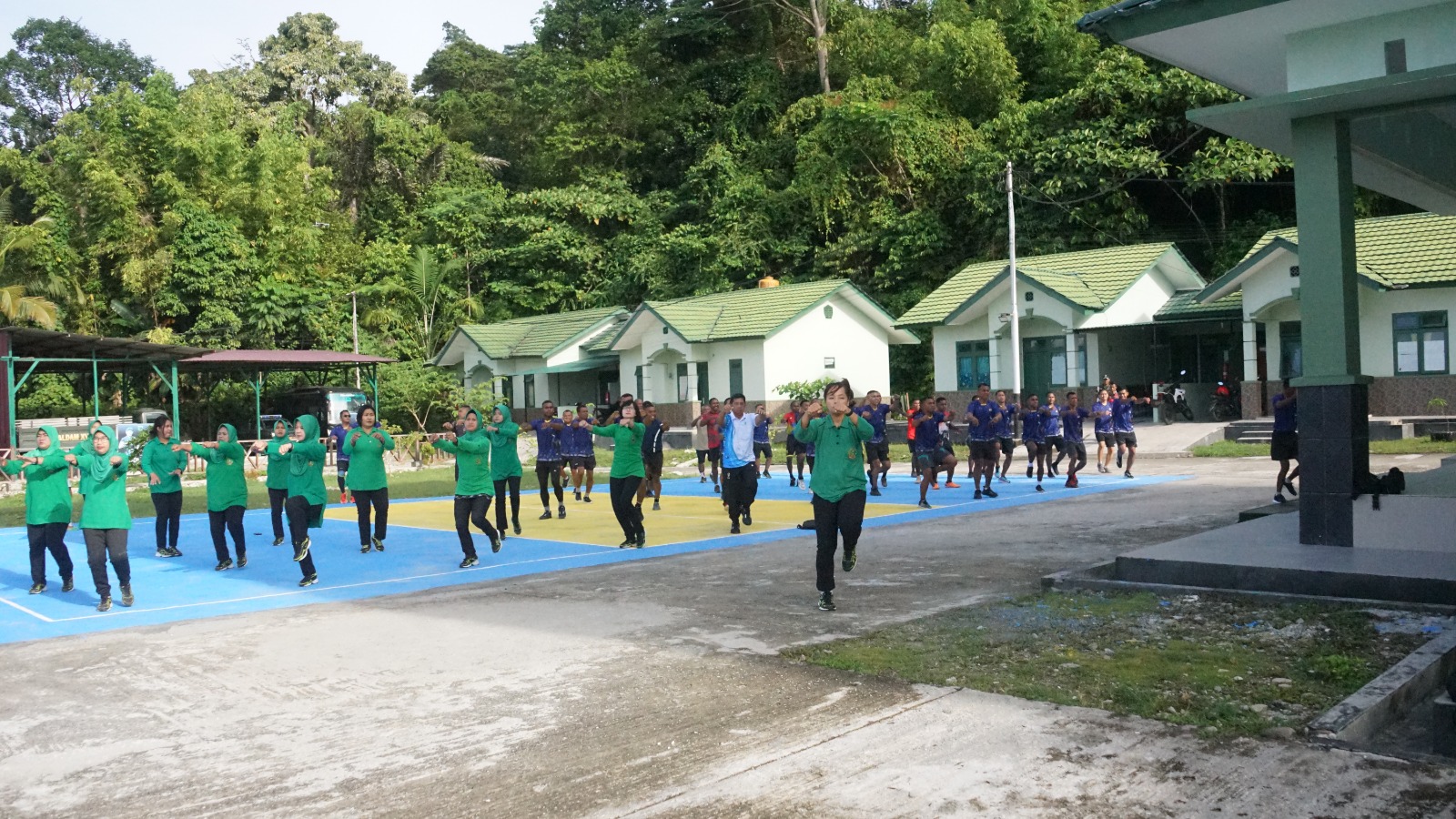 Ny. Rina Hartono, Ketua Persit KCK Koorcab Rem 182 mengatakan bahwa istri prajurit harus selalu menerapkan pola hidup sehat