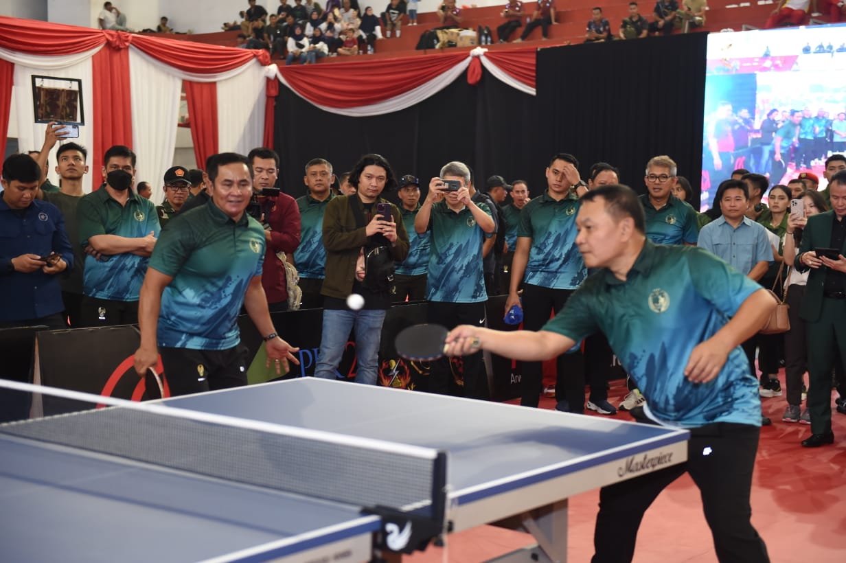 Kepala Staf Angkatan Darat (Kasad) Jenderal TNI Dr. Dudung Abdurachman saat membuka secara resmi kejuaraan Tenis Meja Piala Kasad 2023