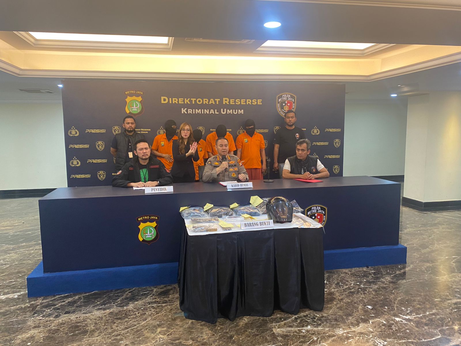 Subdit Resmob Ditreskrimum Polda Metro Jaya menangkap empat tersangka perampokan dengan korban seorang ibu berinisial LZ berusia 62 tahun