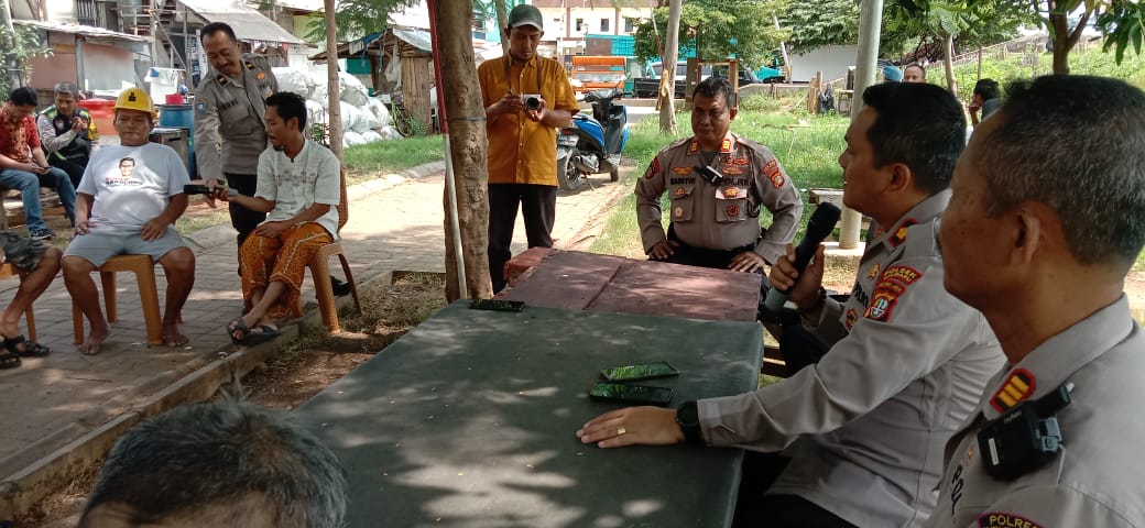 Program Jumat curhat merupakan program Polri untuk lebih dekat dengan masyarakat dengan mendengarkan secara langsung keluhan