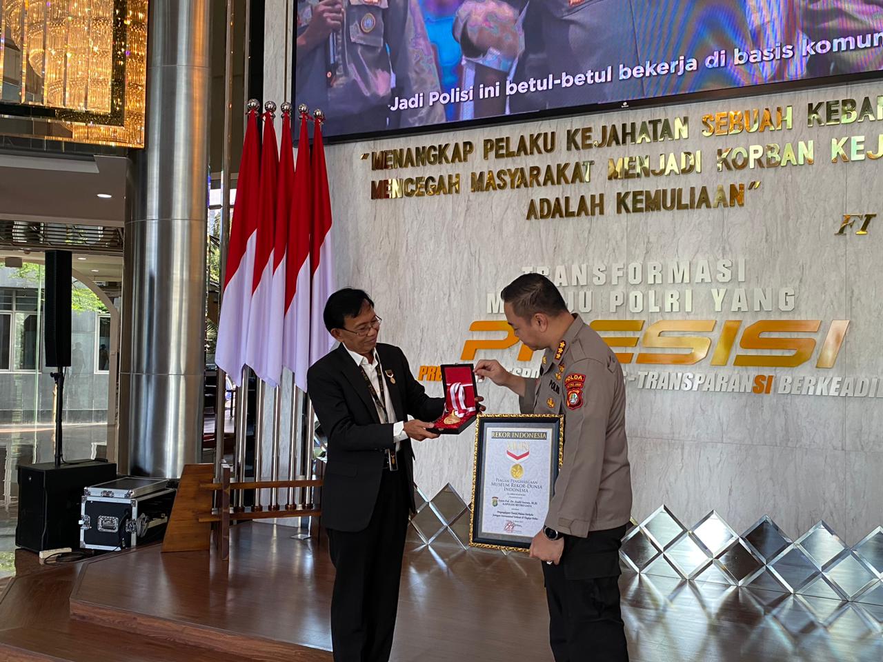 Kabid Humas Polda Metro Jaya Kombes Pol Trunoyudo didampingi Kasat Reserse Narkoba Polres Metro Jakarta Barat AKBP Akmal menerima penghargaan