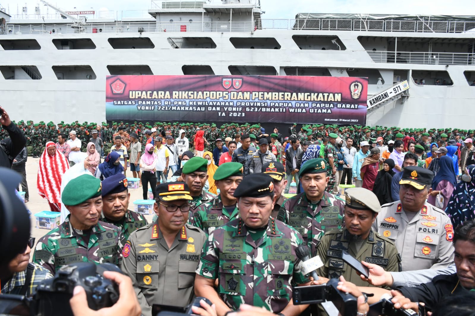 Panglima TNI Laksamana TNI H. Yudo Margono, S.E., M.M. melepas keberangkatan Satuan Tugas (Satgas) Pengamanan Perbatasan (Pamtas) RI-PNG Kewilayahan Provinsi Papua dan Papua Barat