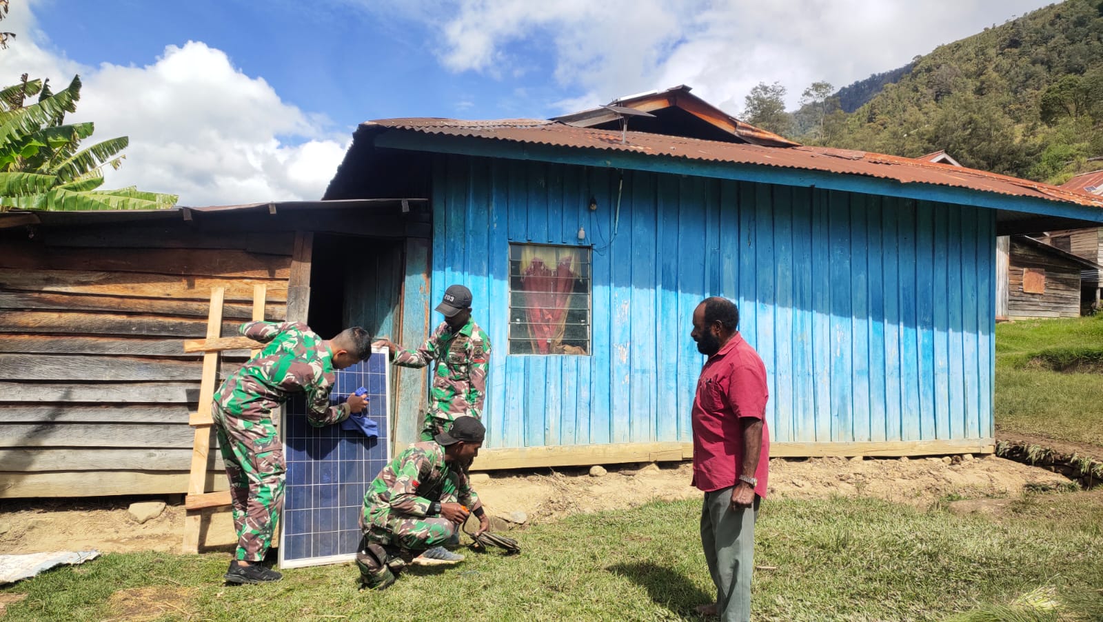 Personel Pos Balingga Satgas Yonif Mekanis 203/AK memberikan lampu dan solar cell untuk masyarakat guna membantu penerangan