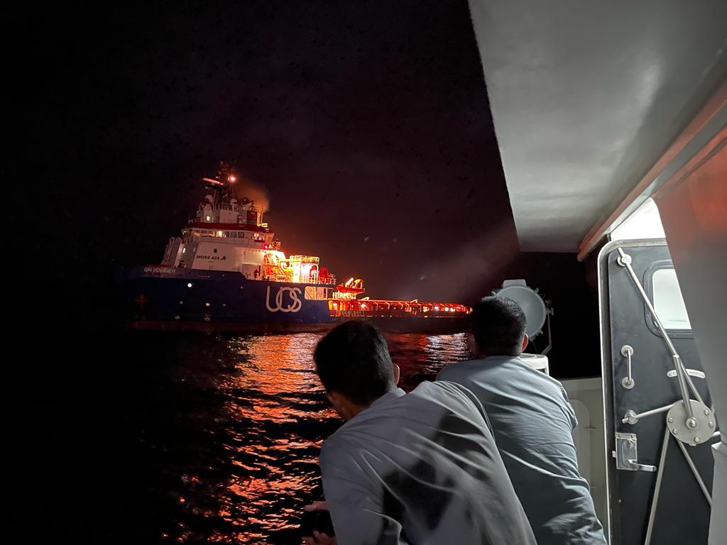 KN. Belut Laut - 406 Bakamla RI berhasil mengevakuasi Anak Buah Kapal (ABK) KLM. Buana Indah yang tenggelam di perairan Natuna