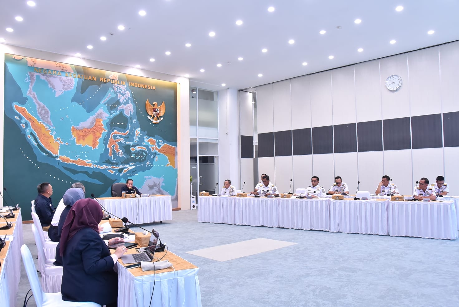 Kepala Bakamla RI Laksdya TNI Dr. Aan Kurnia terima Laporan Hasil Pengukuran Budaya Kerja Bakamla RI yang dipaparkan oleh ACT Consulting International