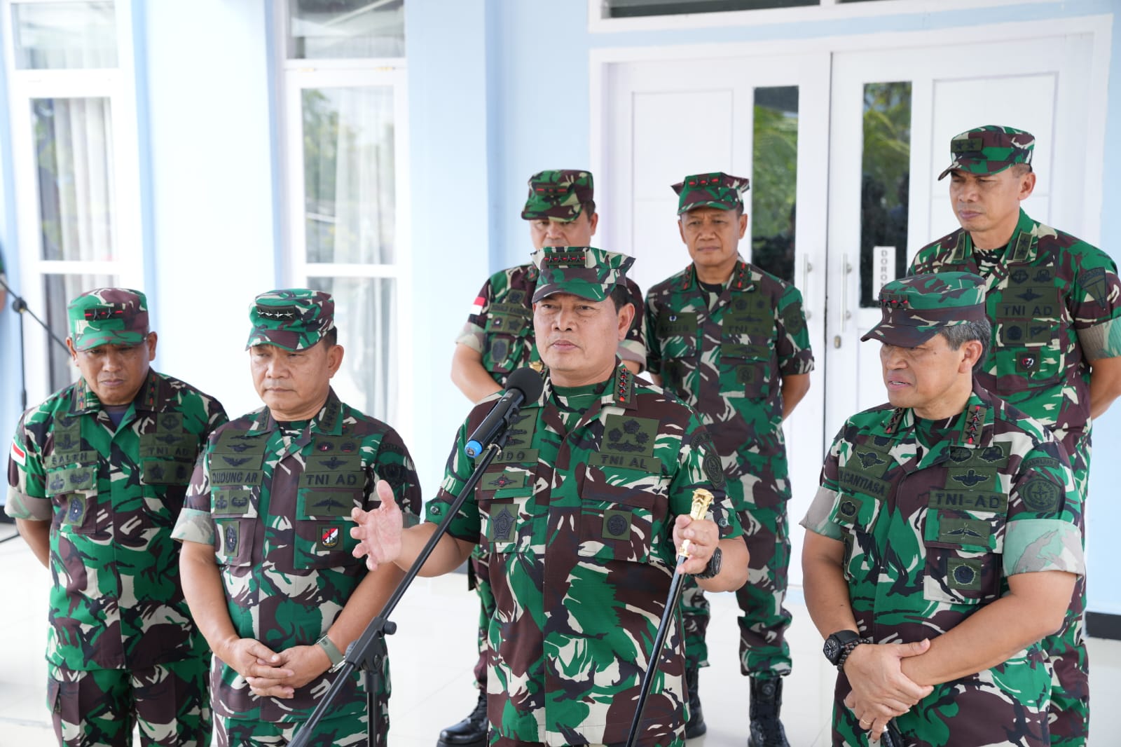 Panglima TNI Laksamana TNI Yudo Margono S.E., M.M. didampingi Kasad Jenderal TNI Dudung Abdurachman S.E. M.M. saat Konferensi Pers