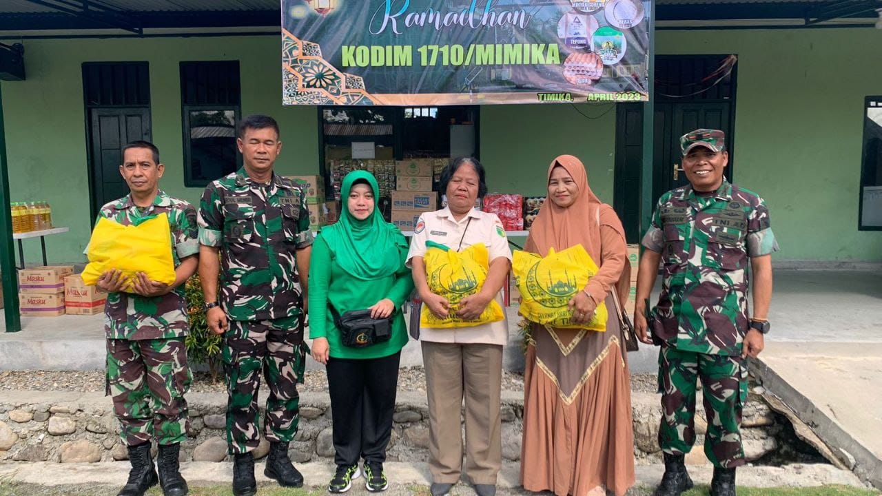 Pembagian bingkisan lebaran kepada perwakilan Prajurit, PNS dan Ibu Persit oleh Kasdim 1710/Mimika yang dilanjutkan dengan foto bersama