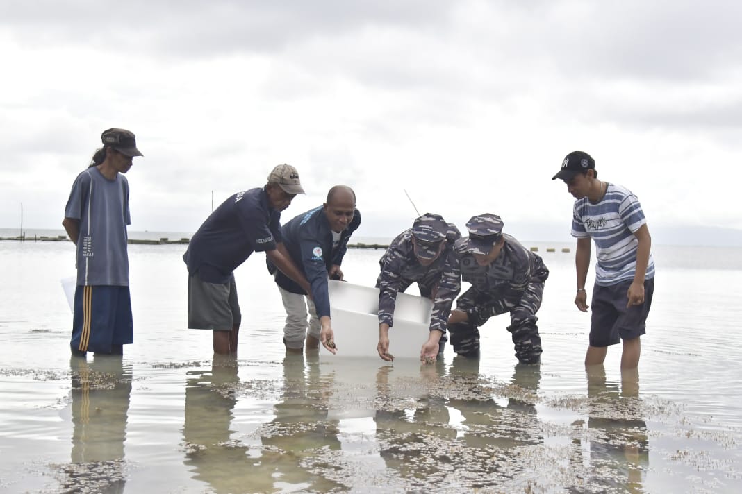 Komandan Lantamal IX Ambon Brigjen TNI (Mar) Said Latuconsina, M.M., M.T., M.Tr.Opsla, disela-sela kunjungan ke Tual