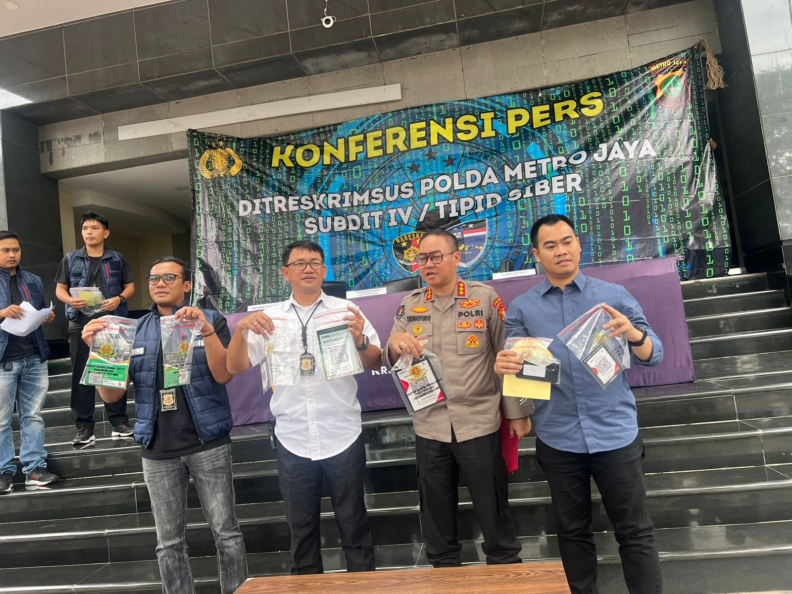 Subdit IV/Tipid Siber Ditreskrimsus Polda Metro Jaya menangkap MIML (39) pelaku kasus penipuan QRIS ditempel di beberapa tempat ibadah