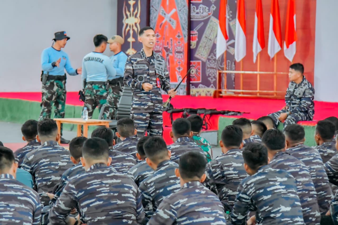 Komandan Lantamal IX Brigjen TNI (Mar) Said Latuconsina menggelar pelatihan Visit Board Search and Seizure (VBSS)