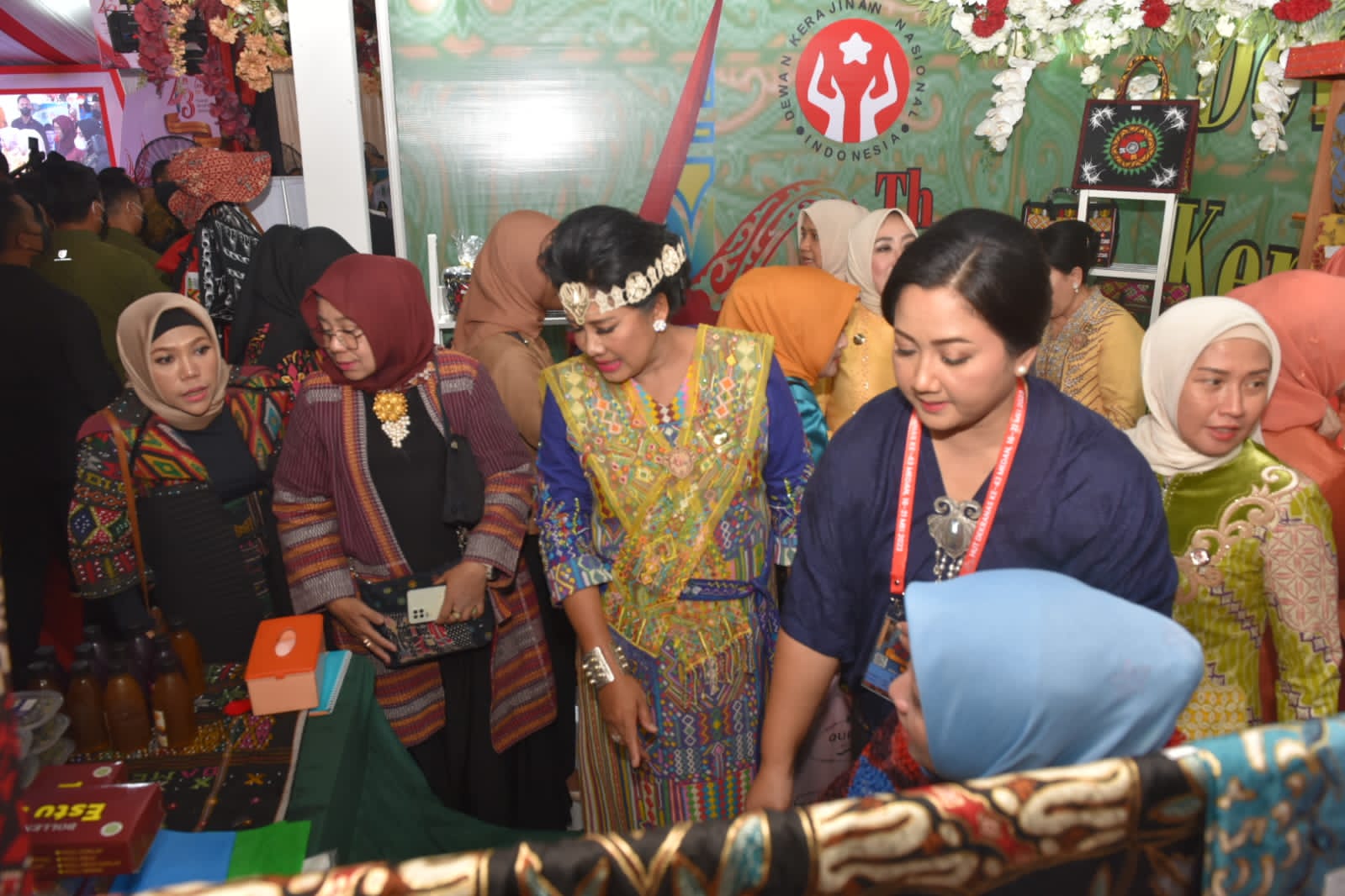 Ketua Umum (Ketum) Dharma Pertiwi Ny. Vero Yudo Margono mendampingi Ibu Negara Hj. Iriana Joko Widodo saat membuka acara Hari Ulang Tahun (HUT) Dewan Kerajinan Nasional