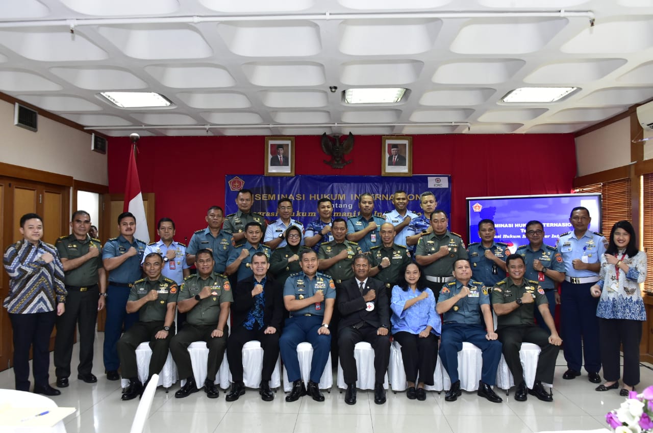 Badan Pembinaan Hukum TNI (Babinkum TNI ) Laksda TNI Kresno Buntoro, SH, LL.M., Ph.D., mengadakan Round Table Discussion (RTD)