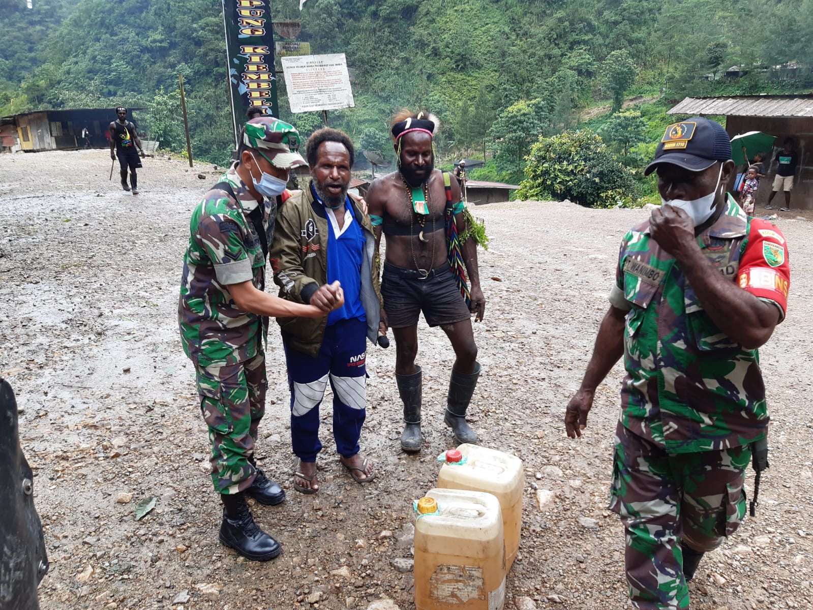 Babinsa Koramil 1710-04/Tembagapura Sertu Tibe melaksanakan Komunikasi Sosial (Komsos) untuk menjalin tali silaturahmi