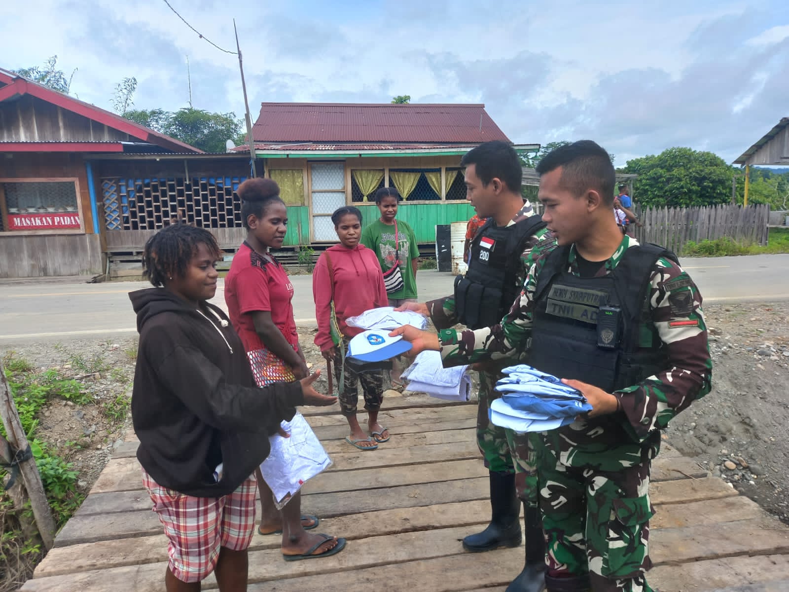 Satgas Yonif Raider 200/BN Pos Muara Nawa memberikan hadiah seragam sekolah kepada anak-anak di Kampung Muara Nawa, Distrik Airu