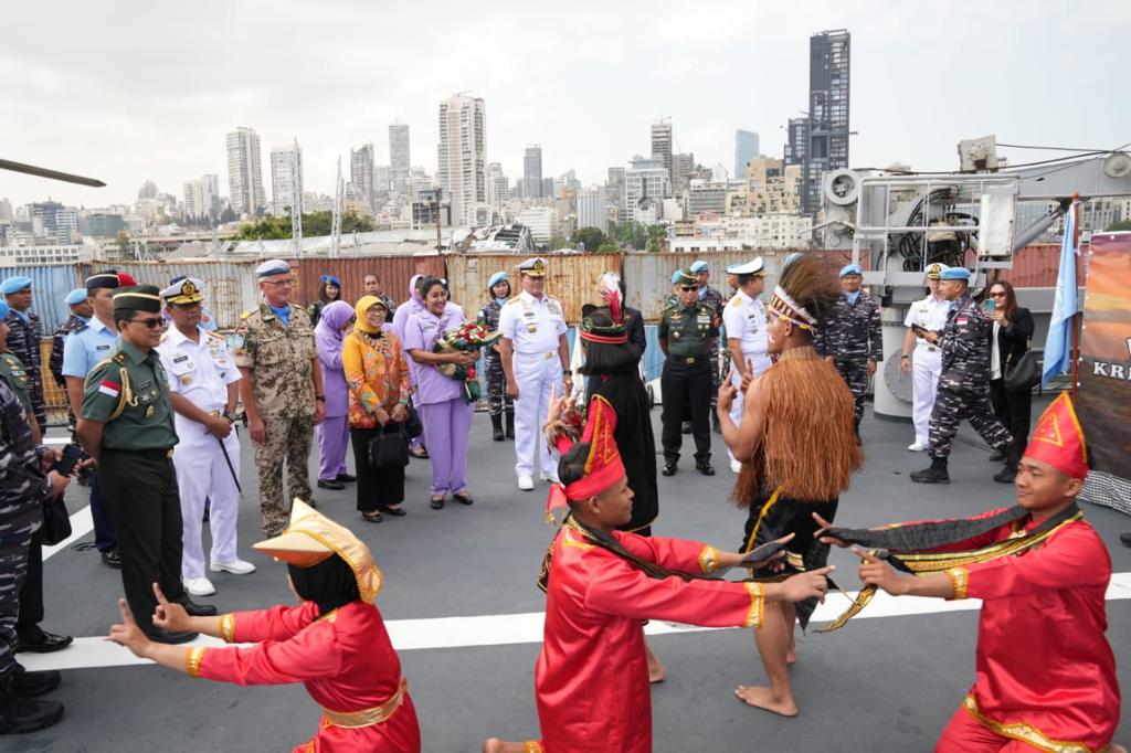 Panglima TNI Laksamana TNI Yudo Margono yang didampingi oleh Ny. Vero Yudo Margono saat memberikan pengarahan