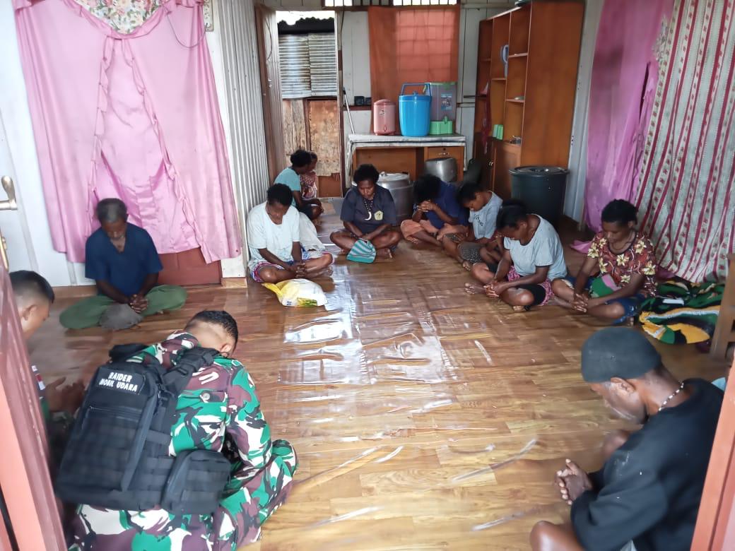 Satgas Yonif Raider 200/BN yang berada di wilayah Kab. Yalimo langsung gerak cepat membantu pemakaman Wakil Bupati Yalimo