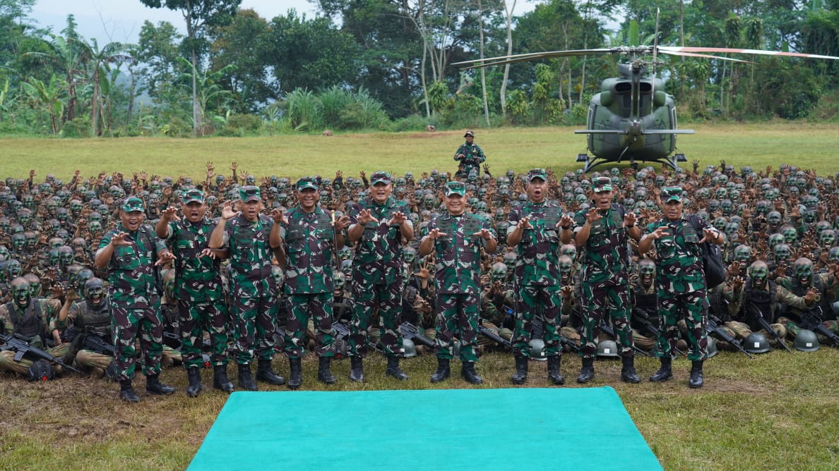 Kepala Staf Angkatan Darat (Kasad) Jenderal TNI Dr. Dudung Abdurachman, saat meninjau latihan Pra Tugas Yonif Raider 300/Braja Wijaya dan Yonif 310/Kidang Kencana