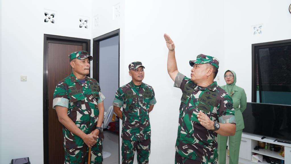 Kepala Staf Angkatan Darat (Kasad) Jenderal TNI Dr. Dudung Abdurachman, saat meninjau pembangunan Rumah Dinas (Rumdis) Prajurit