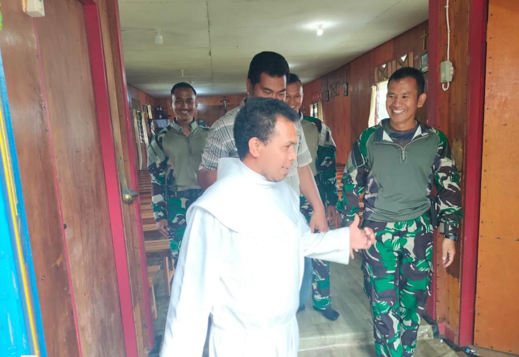 Satgas Yonif Raider 200/BN Pos Elelim melaksanakan ibadah di Gereja Katolik Elelim bersama masyarakat yang dilanjutkan melaksanakan Tarian Adat