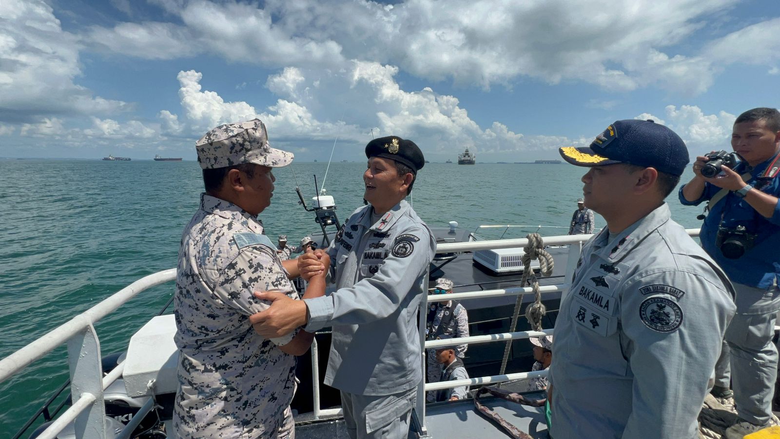 Bakamla RI melalui KN Belut Lauat 406 menjemput dua orang nelayan Indonesia yang terdampar di Pulau Batu Puteh, Malaysia