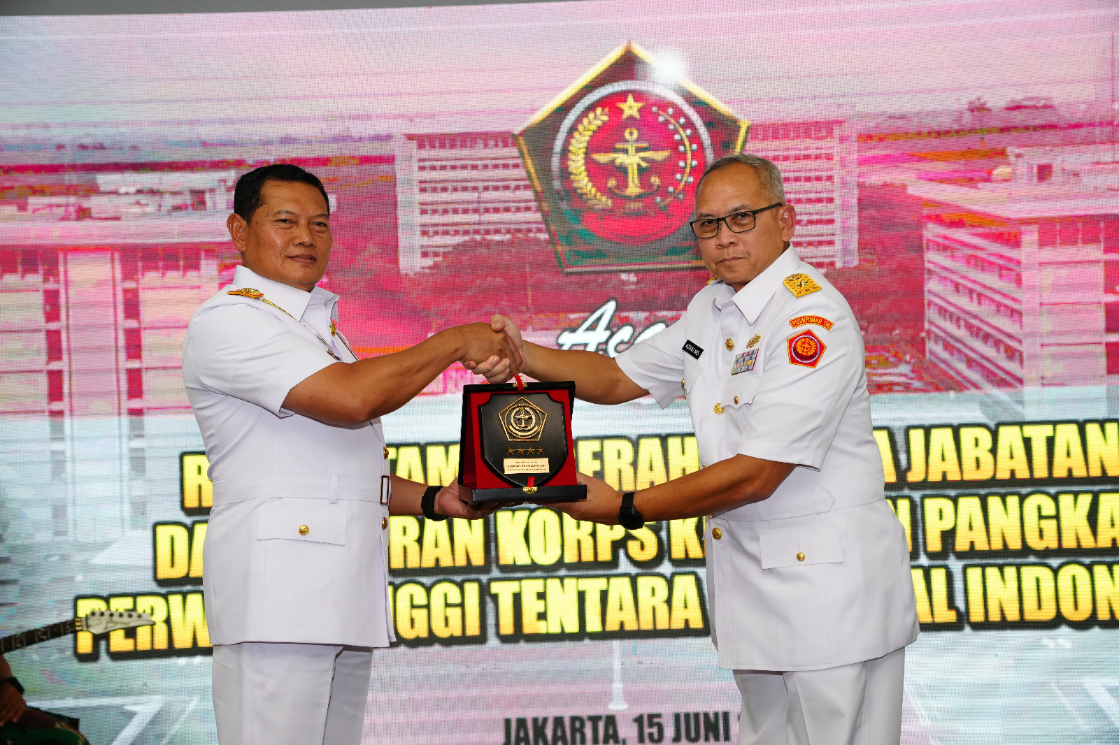 Panglima TNI Laksamana TNI Yudo Margono, S.E., M.M. memberikan arahan kepada seluruh Perwira Tinggi yang selesai melaporkan atas kenaikan pangkat