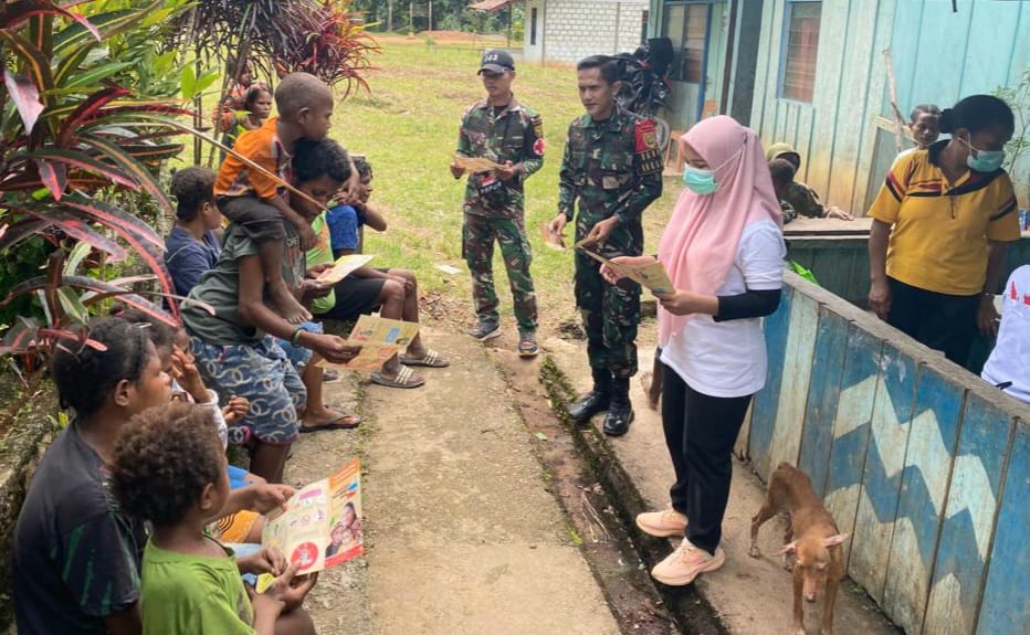 Satgas Yonif 143/TWEJ berinisiatif menggandeng Puskesmas Ubrub untuk memberikan penyuluhan tentang bahaya penyebaran penyakit TBC 