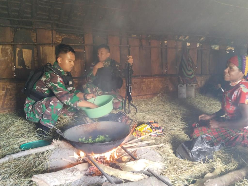 Pos Bolakme Satgas Yonif Raider 200/Bhakti Negara melaksanakan anjangsana dengan mendatangi rumah Tokoh Agama Kampung Owagambak