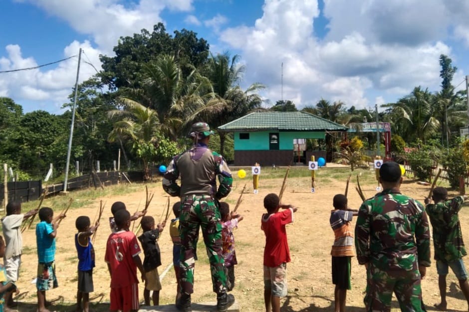 Satgas Yonif 143/TWEJ Pos Yabanda yang menyelenggarakan lomba Jubi atau panahan tradisional untuk anak-anak perbatasan RI-PNG