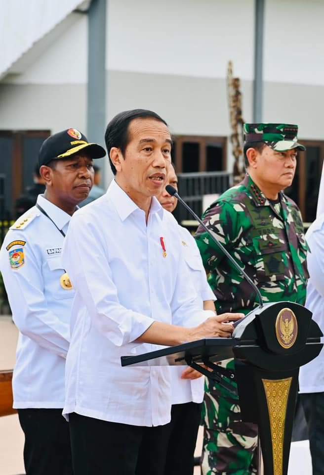 Panglima TNI Laksamana TNI Yudo Margono, S.E., M.M. mendampingi Presiden RI Ir. H. Joko Widodo kunjungan kerja ke wilayah Kabupaten Asmat