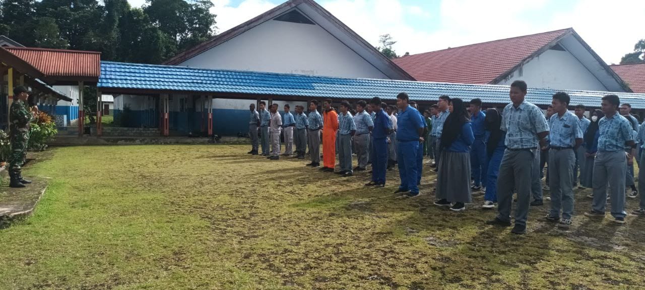 Sertu Nurcholis bersama Kopda Frengki memberikan pembekalan tentang wawasan kebangsaan kepada siswa-siswi SMKN 1 Mimika