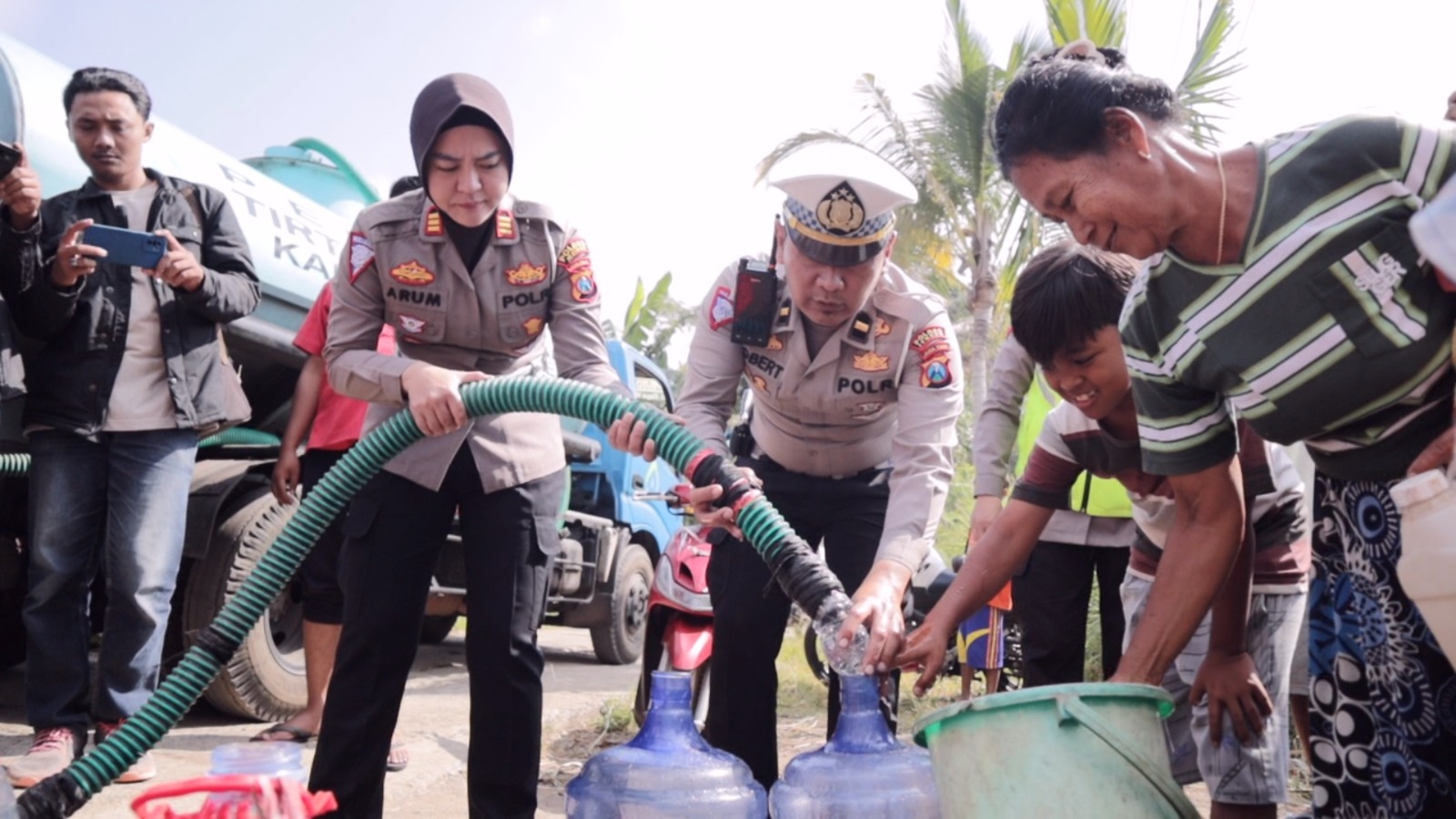 Jajaran Kepolisian Daerah Jawa Timur mendistribusikan 3,4 juta liter bantuan air bersih di wilayah yang mengalami krisis air