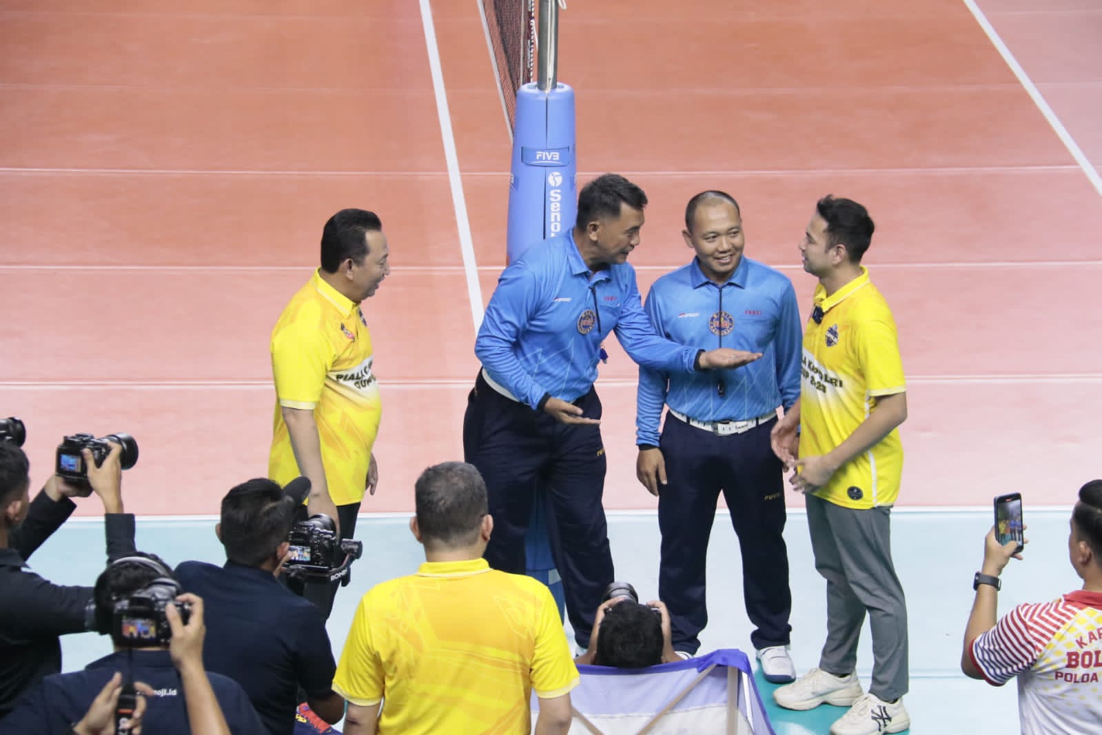 Wakapolda Metro Jaya Brigjen Pol. Suyudi Ario Seto mendampingi Kapolri Jenderal Listyo Sigit Prabowo meninjau pelaksanaan kegiatan kejuaraan bola voli