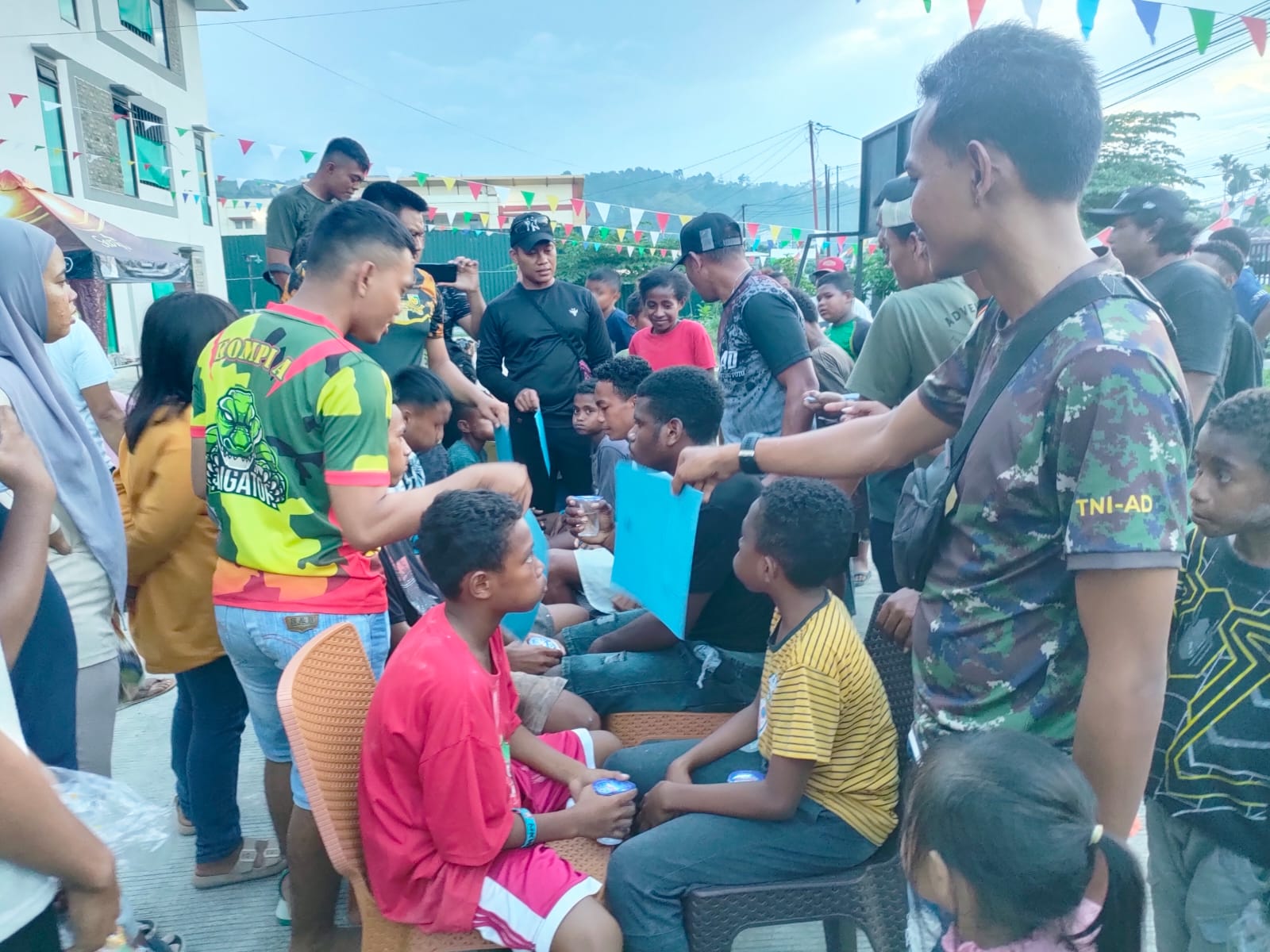 Warga Rusun Elang Kodam XVIII/Kasuari turut memeriahkan dengan menggelar berbagai lomba mulai dari anak-anak hingga dewasa, di Wosi