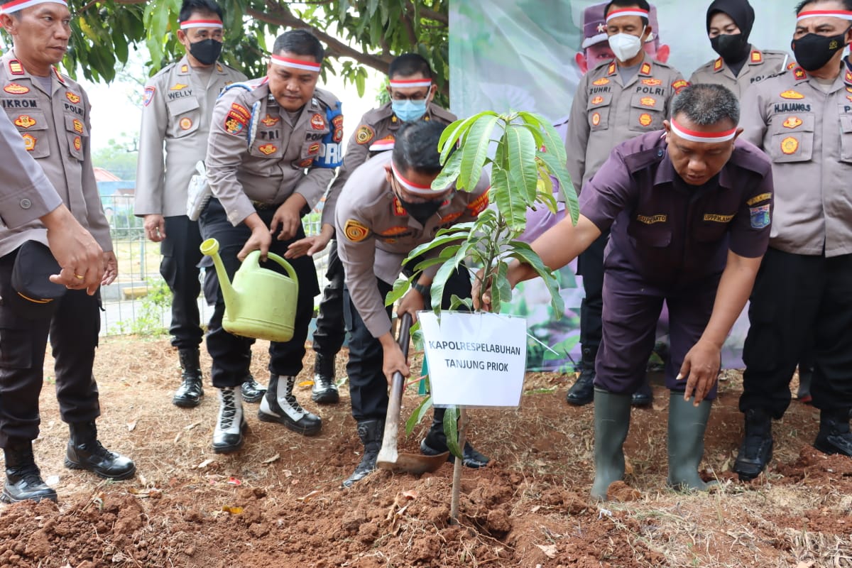 Penanaman pohon dengan tema ‘Polri Lestarikan Negeri Penghijauan Sejak Dini’ dilakukan serentak secara virtual yang dibuka oleh Kapolri