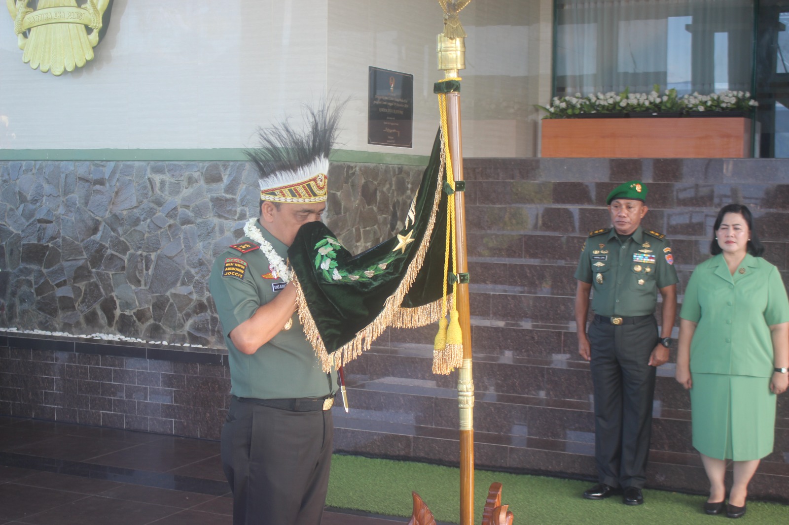 Mayjen TNI Ilyas Alamsyah, S.E., M.Tr.(Han)., CGCAE., lewat apel bersama dalam rangka penyerahan satuan, secara utuh menerima tugas