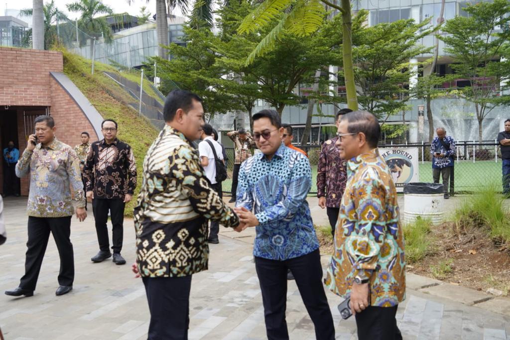 Panglima TNI Laksamana TNI Yudo Margono, S.E., M.M. dan Ketum Dharma Pertiwi Ny. Vero Yudo Margono menghadiri acara Gelar Batik Nusantara