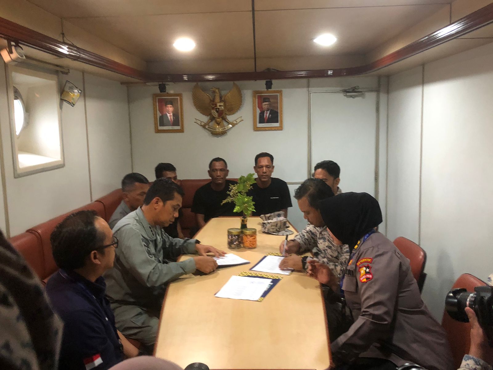 Bakamla RI melalui unsur KN Bintang Laut-401 kembali menjemput delapan nelayan Indonesia yang hanyut hingga sampai di perairan Malaysia