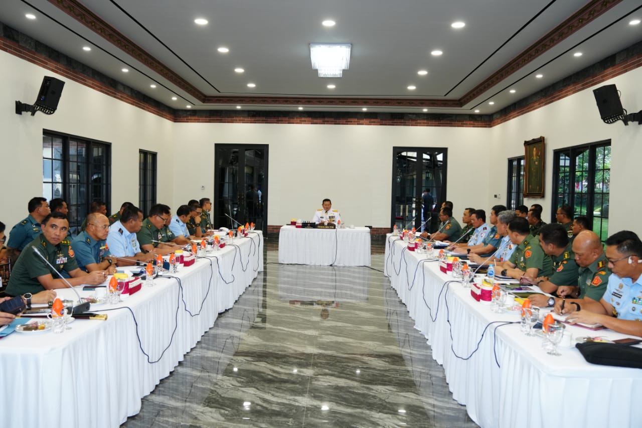 Panglima TNI Laksamana TNI Yudo Margono, S.E., M.M., menerima paparan Pangkogabwilhan I Laksdya TNI Erwin S. Aldedharma, S.E., M.M., M.Sc.