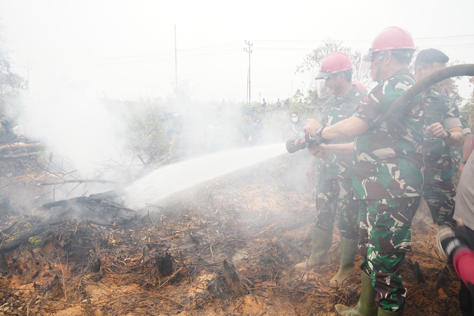 Panglima TNI Laksamana TNI Yudo Margono, S.E., M.M., didampingi oleh Pangdam XII/Tpr, Kapolda Kalbar, Danlantamal XII, Kabinda Kalbar, Ketua DPRD Provinsil Kalimantan Barat, Sekda, Danlanud Supadio dan Kajati Kalbar
