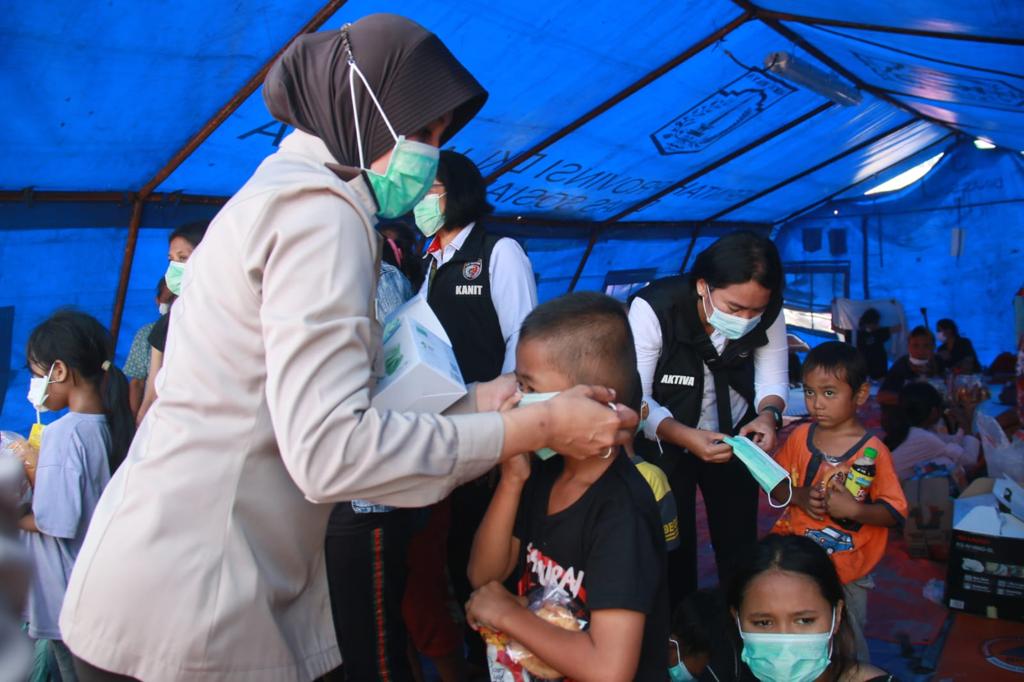 Polwan (Polisi Wanita) Polres Metro Jakarta Utara dan Polsek Penjaringan dikerahkan untuk memberikan trauma healing kepada korban terdampak