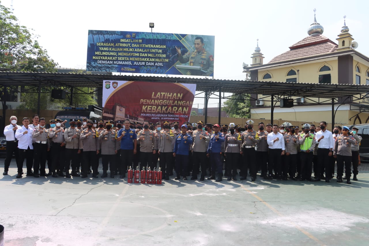 Personel Polres Pelabuhan Tanjung Priok mengikuti kegiatan pelatihan penanggulangan kebakaran untuk membekali diri