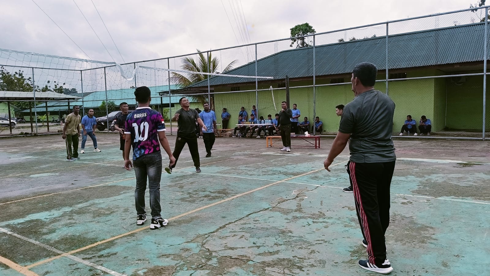 Kodim 1710/Mimika melaksanakan olahraga bersama Kejaksaan Negeri Mimika, bertempat di Makodim 1710/Mimika Jl. Agimuga Mile 32