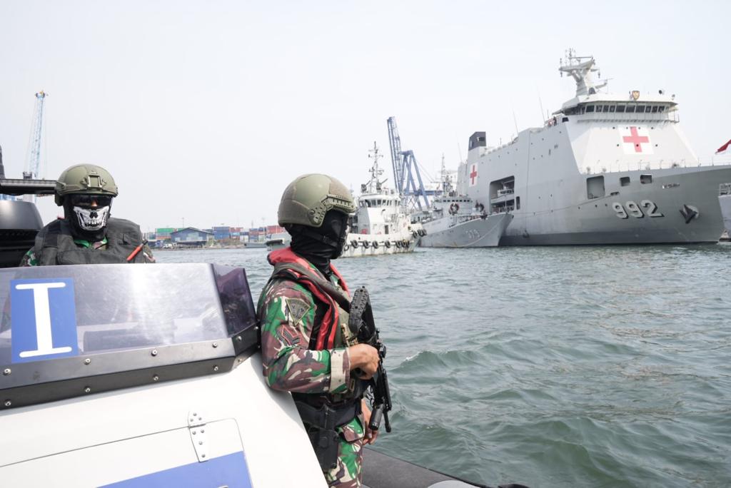 Panglima TNI Laksamana TNI Yudo Margono S.E., M.M., mengerahkan Kapal Perang Republik Indonesia (KRI), helikopter (Heli) dan Sea Rider
