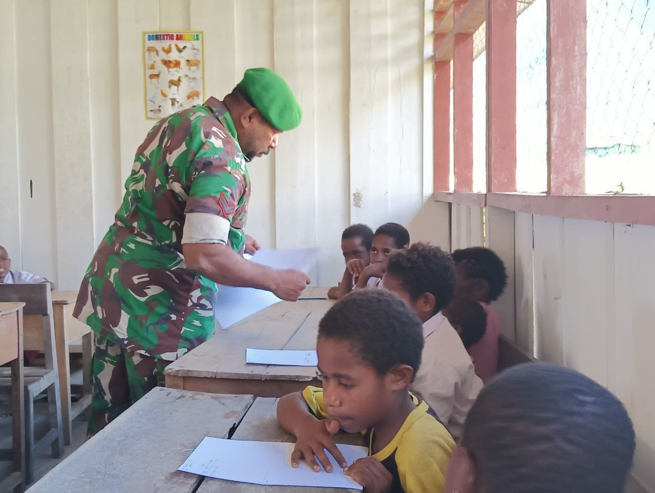 Babinsa dari Koramil  1710-05/Jila dipimpin Sertu Melvin A. Lokobal membantu para guru dalam proses belajar mengajar dan berikan pengawasan