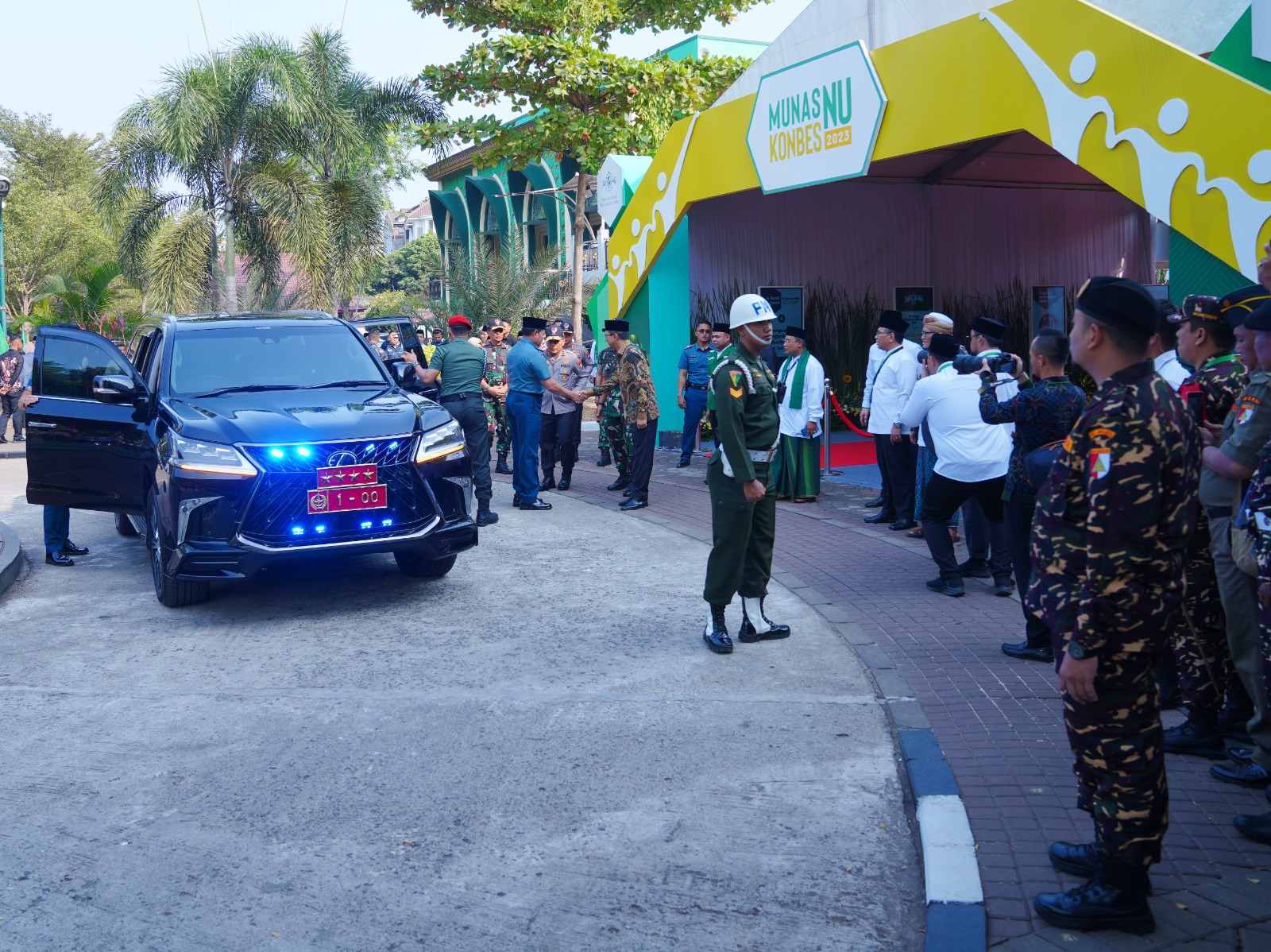 Panglima TNI Laksamana TNI Yudo Margono, S.E., M.M. mendampingi Presiden Joko Widodo dalam acara Pembukaan Musyawarah Nasional Alim Ulama dan Konferensi Besar Nahdhatul Ulama