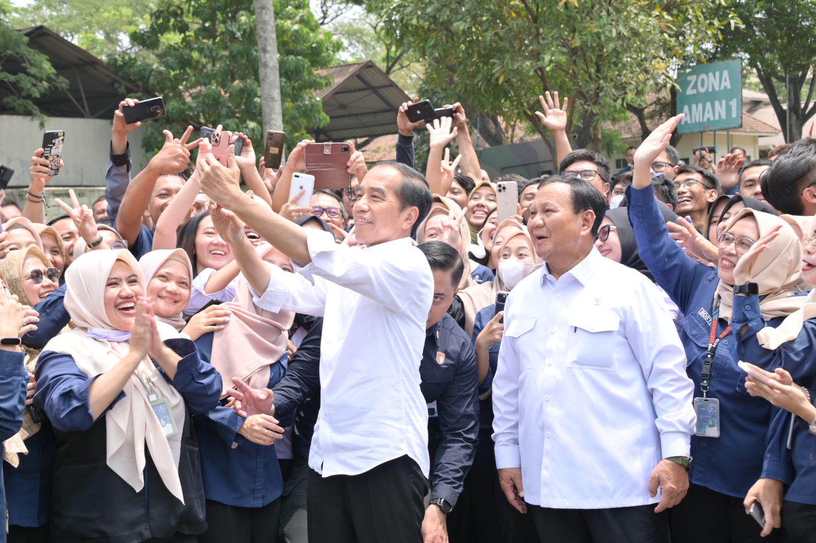 Menteri Pertahanan RI Prabowo Subianto mendampingi Presiden RI Joko Widodo meninjau fasilitas produksi PT Pindad, di Bandung