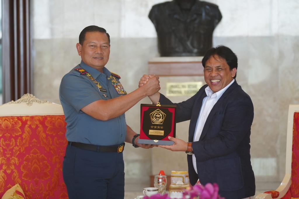 Panglima TNI Laksamana TNI Yudo Margono, S.E., M.M. saat menerima kunjungan Direktur Pemberitaaan Metro TV dan jajarannya di Mabes TNI